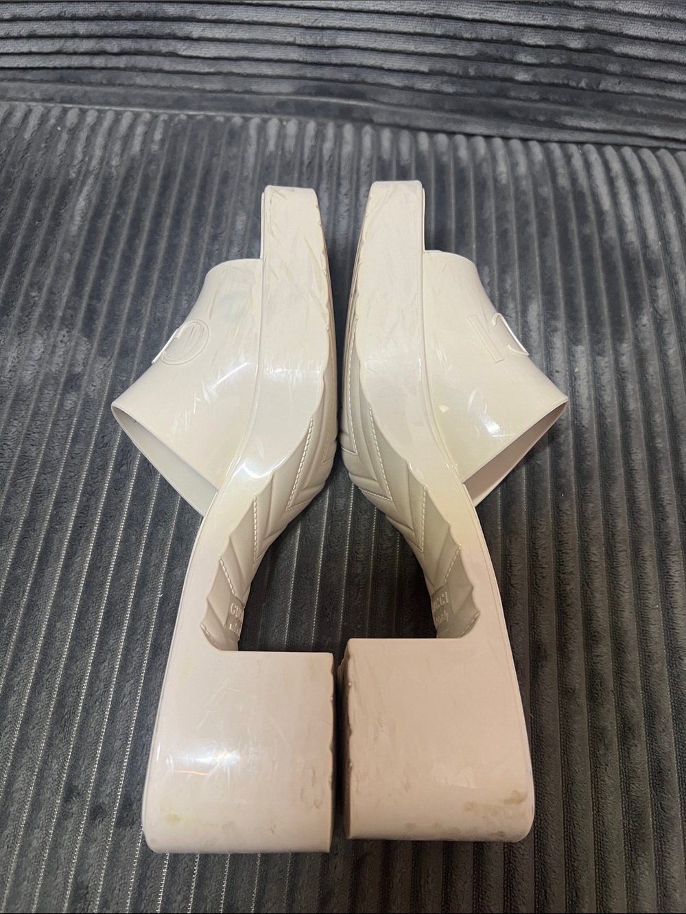 Gucci Women’s Rubber Slide Mystic White Sandals - Picture 9 of 9